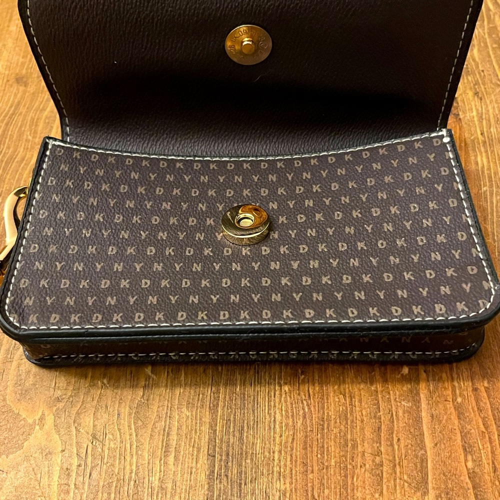 🤎DKNY Mocha Logo Convertible Belt Wristlet/ Phone Wallet NWOT - Picture 4 of 10